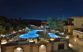 โรงแรมฮอลิเดย์ เคฟ